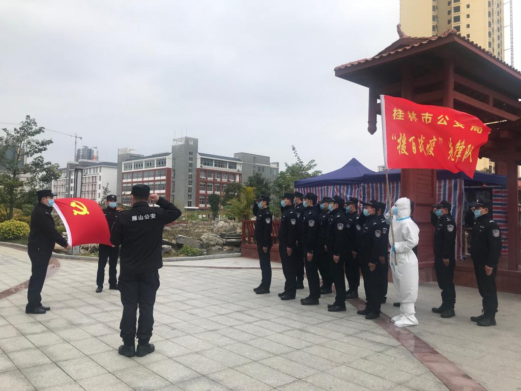 百色战疫右医在行动有你更安心警察蓝成为留观群众的定心符