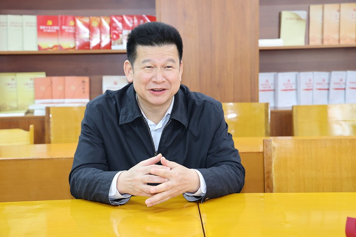 百色市委常委统战部部长丘德彬走访慰问我校专家送祝福