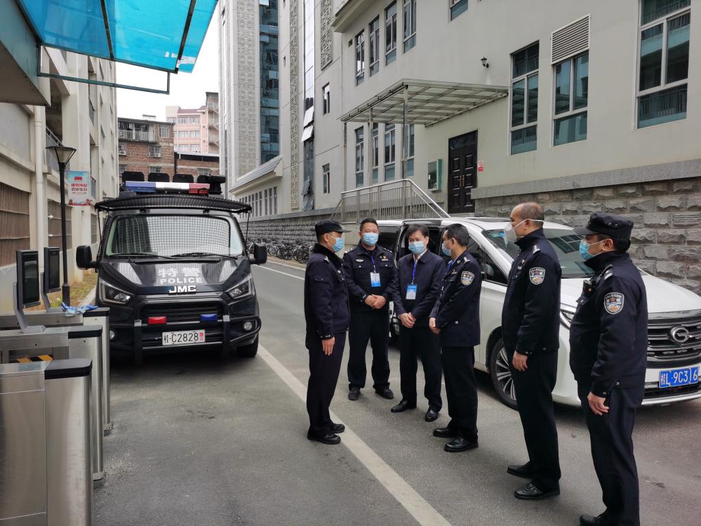 百色战疫右医在行动有你更安心警察蓝成为留观群众的定心符