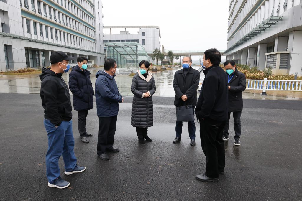 战疫情我们行百色市古俊彦副市长到右医附院百东院区百色市临时应急