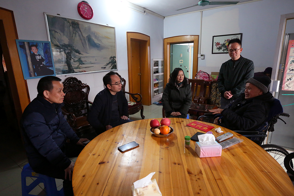 句句问候胜三春——校领导走访慰问党员代表-右江民族医学院