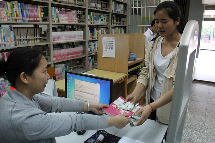 我校图书馆举行"借书有礼","免责还书"活动