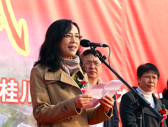 百色市人民政府市长周异决,秘书长韦晓新,我校领导邓砚,姚金光,赵丽娟