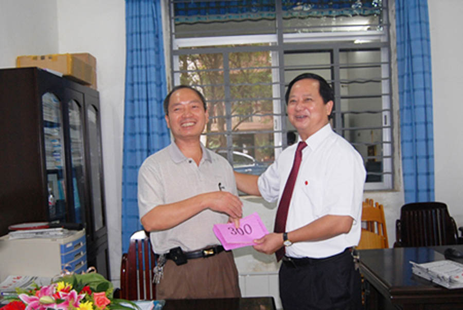 首页 学校要闻 正文黄瑞雅书记看望,慰问教师代表赵善民教授,黄秀峰